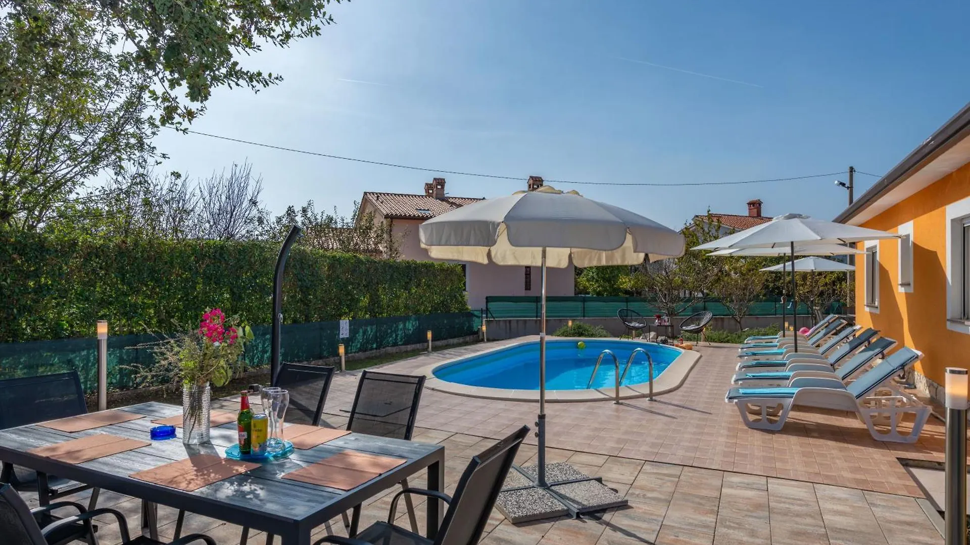 Villa Orange, A Charming Holiday Home With A Pool & Fenced Garden Raša