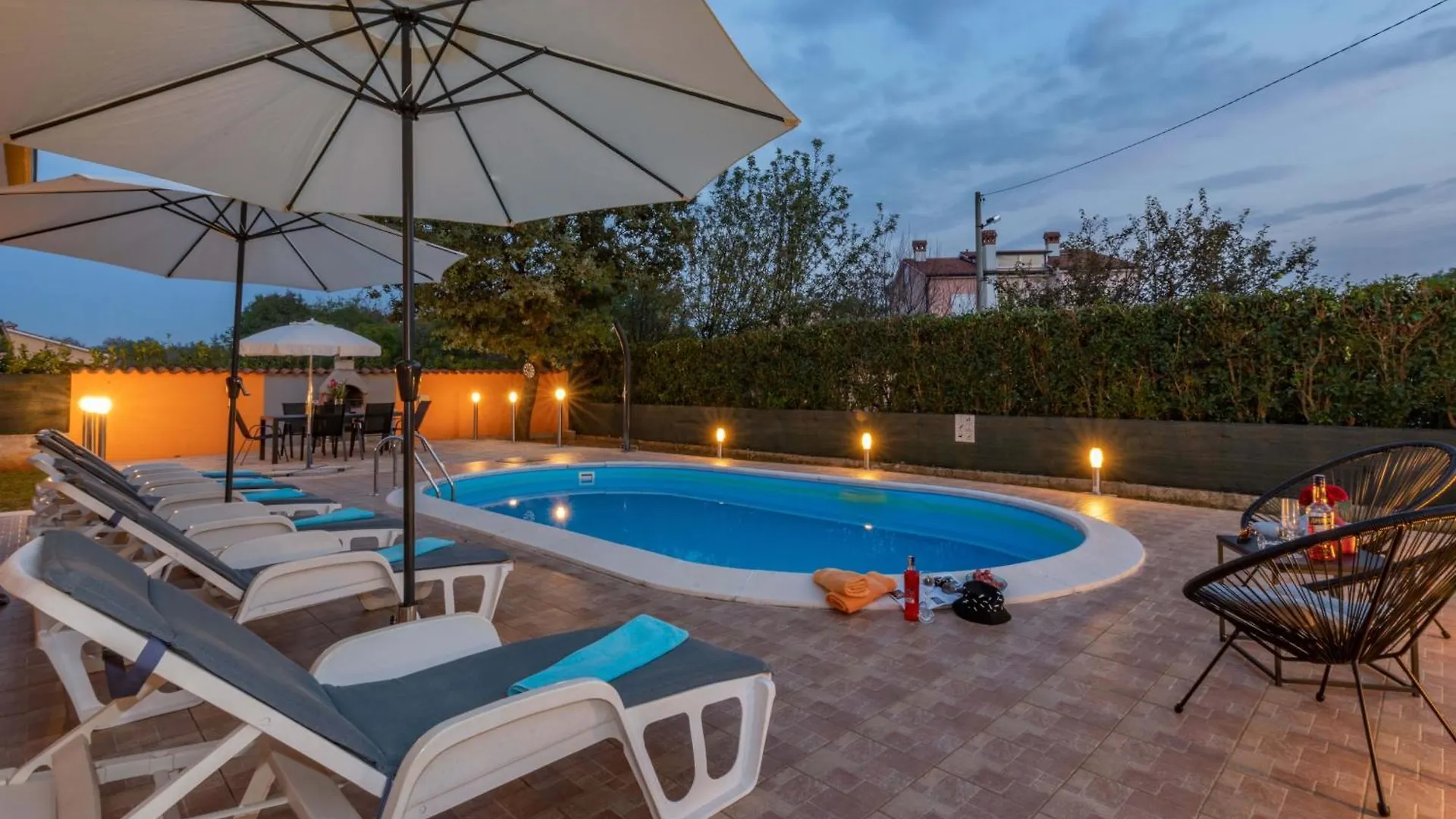 Villa Orange, A Charming Holiday Home With A Pool & Fenced Garden Raša