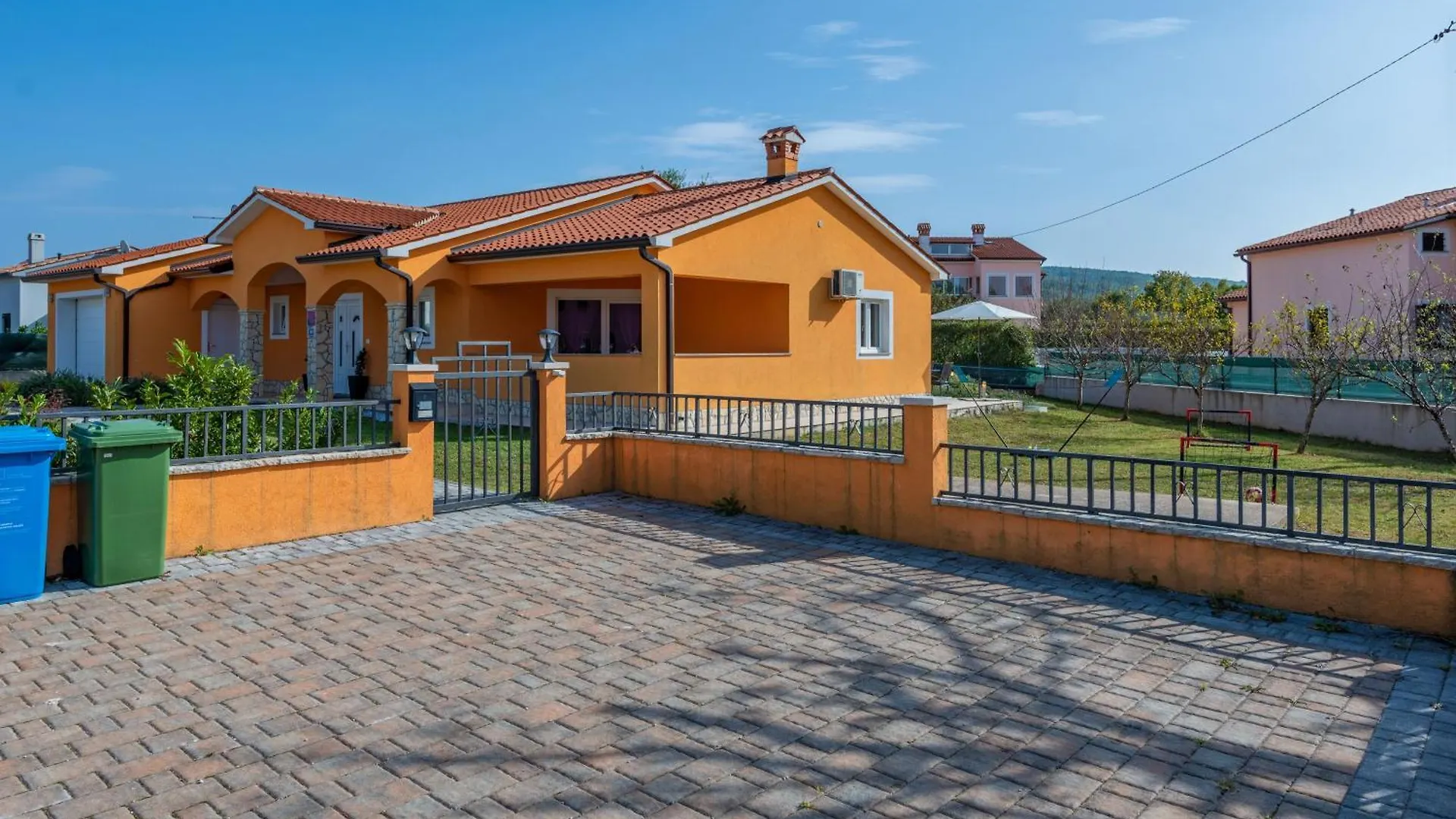 Villa Orange, A Charming Holiday Home With A Pool & Fenced Garden Raša
